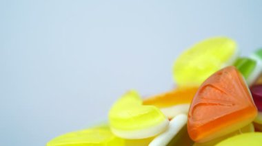 Döndür görüntüleri parlak lezzetli renkli marmelat jöle şekerler