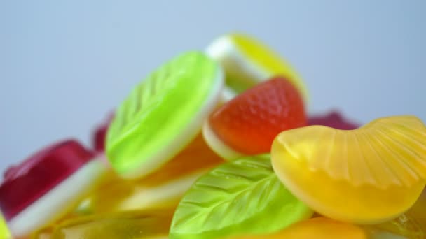 Záběry ze světlé chutné marmelády barevné želé bonbony otáčení — Stock video