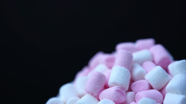 Marshmallow rosa und weiße Bonbons drehen Hintergrund. — Stockvideo