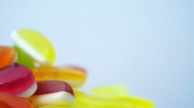 Döndür görüntüleri parlak lezzetli renkli marmelat jöle şekerler