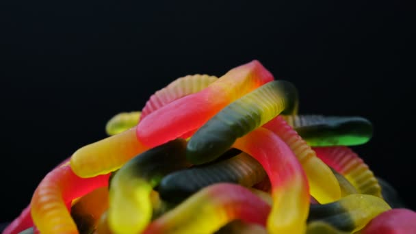明るいおいしいカラフルなマーマレードのゼリーの映像は回転のお菓子します ビデオ — ストック動画