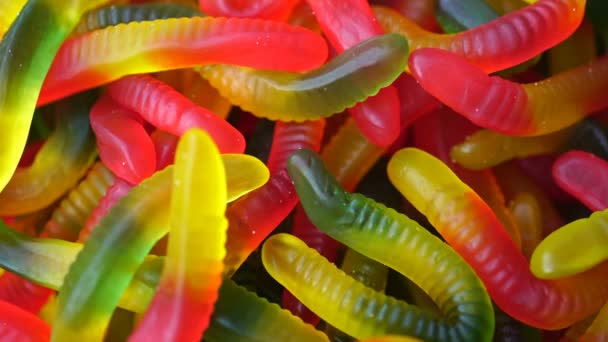 Beelden van de heldere smakelijke kleurrijke marmelade jelly snoepjes roteren. — Stockvideo