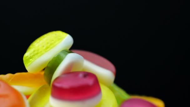 Beelden van de heldere smakelijke kleurrijke marmelade jelly snoepjes roteren — Stockvideo