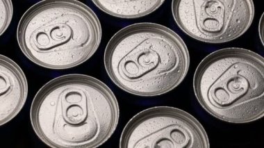 arka plan görüntüleri su damlacıkları soda ya da bira kutu üzerinde döndürme.