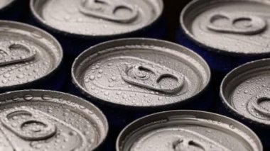 arka plan görüntüleri su damlacıkları soda ya da bira kutu üzerinde döndürme.
