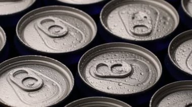 arka plan görüntüleri su damlacıkları soda ya da bira kutu üzerinde döndürme.
