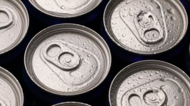 arka plan görüntüleri su damlacıkları soda ya da bira kutu üzerinde döndürme.