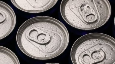 arka plan görüntüleri su damlacıkları soda ya da bira kutu üzerinde döndürme.