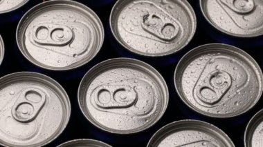 arka plan görüntüleri su damlacıkları soda ya da bira kutu üzerinde döndürme.