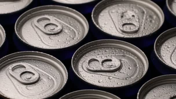 Imagens gotas de água na lata de refrigerante ou cerveja girar fundo . — Vídeo de Stock