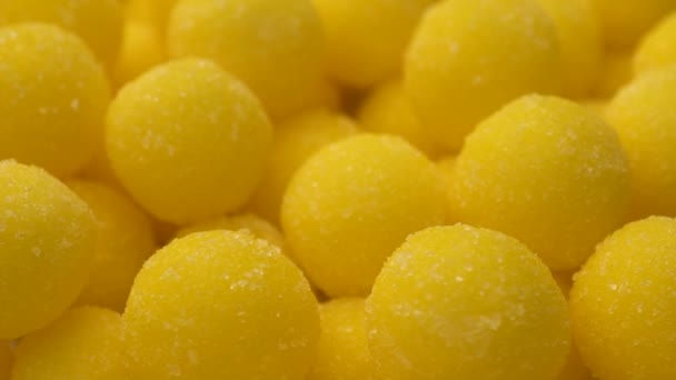 Bonbons au citron doux Mélangé de collation sucre fond rotatif . — Video