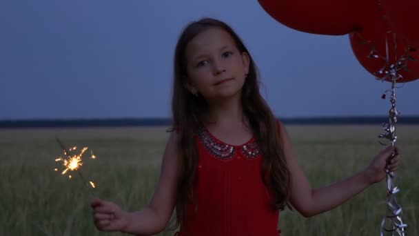 LOW MOTION: Retrato de um modelo de menina olha com sparklers em suas mãos. Fechar — Vídeo de Stock