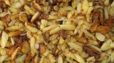 Bir tavada kızarmış patates döndürmek