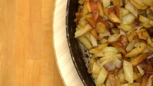 Τηγανιτές πατάτες σε ένα τηγάνι περιστροφή — Αρχείο Βίντεο