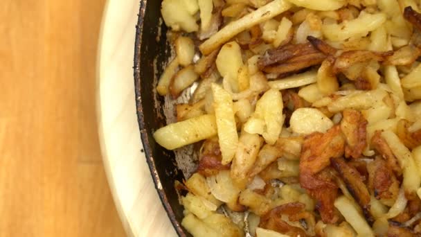 Fried potatoes in a frying pan rotate — Stock Video