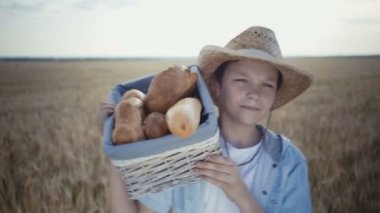 Genç çiftçi ekmek sepetleri buğday alanıyla birlikte yürüme