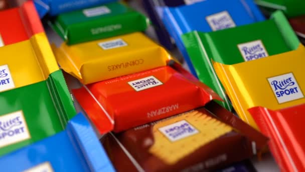 Samara, Rusland - augustus 13, 2018: Sport Ritter chocolade mini draaien achtergrond. Ritter Sport - een populaire Duitse merk van chocolade, die wordt verkocht in veel landen van de wereld. — Stockvideo