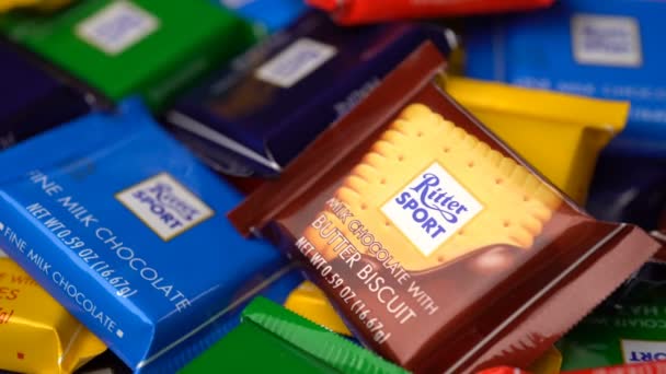 ΣΑΜΑΡΑ, Ρωσική Ομοσπονδία - 13 Αυγούστου 2018: Ritter sport σοκολάτες μίνι περιστροφή φόντο. Ritter Sport - ένα δημοφιλές γερμανικό εμπορικό σήμα της σοκολάτας, το οποίο πωλείται σε πολλές χώρες του κόσμου. — Αρχείο Βίντεο