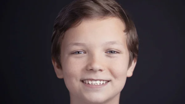 Portret van een jongen op zoek van de camera en lachen — Stockfoto