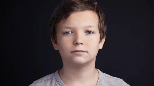 Portret van de jonge eenzame trieste jongen op zwart — Stockfoto