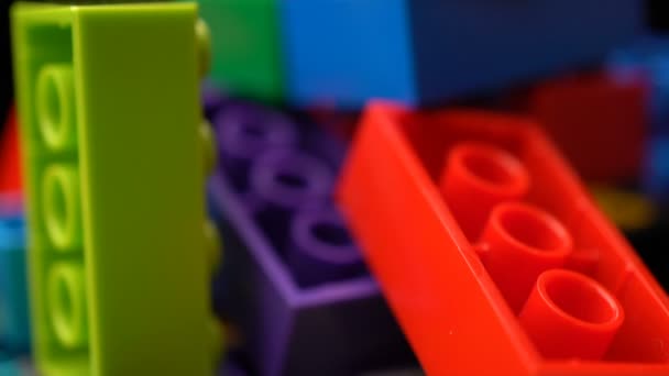 Materiał filmowy ruchu kolorowe plastikowe Konstruktor obrócić tekstura tło. — Wideo stockowe
