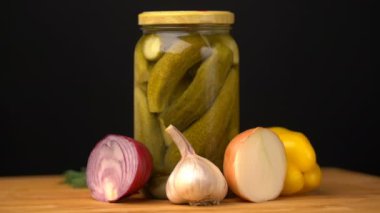 Görüntüleri cam kavanoz kış için tuzlu sebze ile masaya döndürülmüş.