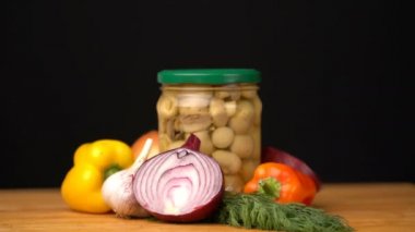 Görüntüleri cam kavanoz kış için tuzlu sebze ile masaya döndürülmüş.