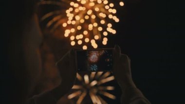 Fireworks gece gökyüzüne fotoğraf çekimi bir kadın silüeti.