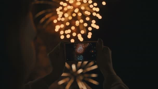Sylwetka kobiety fotografowania fajerwerków na nocnym niebie. — Wideo stockowe