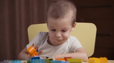 Görüntüleri bir Oluşturucu evde renkli bloklarla oynama küçük mutlu çocuk