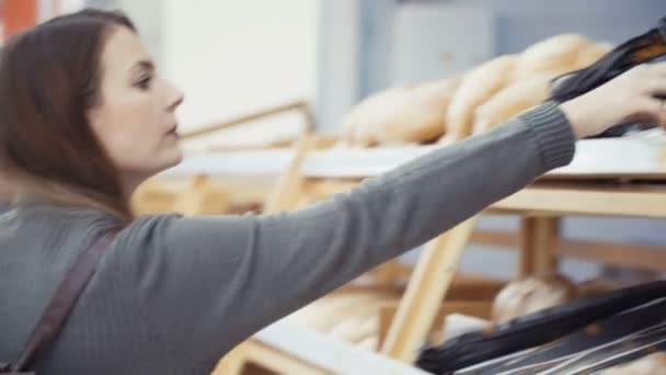 Mujer comprando pan fresco en un supermercado . — Vídeo de stock