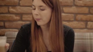 bir restoranda kız içecekler kahve.