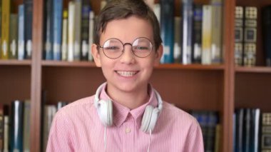 Kütüphane içinde bookshelf yakın duran sevimli okul portre çekim