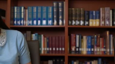ofis resepsiyon bookshelf geçmiş vasıl oturan baş ağrısı sahip oldukça yorgun iş kadın portresi