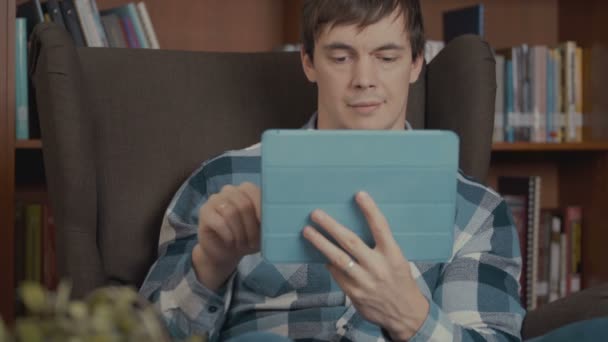 Uomo utilizza l'applicazione sul suo tablet del computer — Video Stock