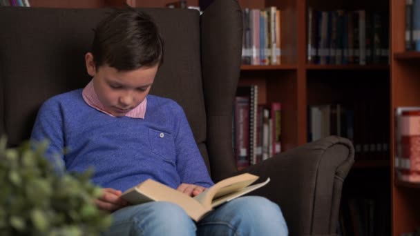 Portret van schooljongen doen hun huiswerk en slapen in een stoel — Stockvideo