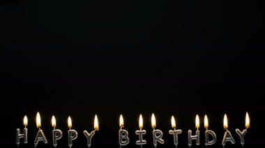 mutlu doğum günü mumları siyah arka plan üzerine