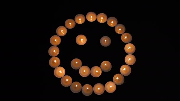 검은 배경에 개념 candlea 및 미소 얼굴 — 비디오