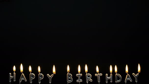 祝你生日快乐蜡烛在黑色背景上 — 图库视频影像