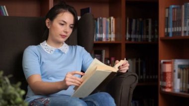 kitap kütüphane office bookshelf arka plan ile gülümseyen güzel güzel kadın portresi