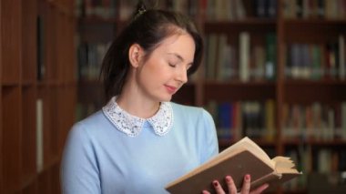 kitap kütüphane office bookshelf arka plan ile gülümseyen güzel güzel kadın portresi