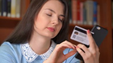 güzel kadın smartphone ve kredi kartı kullanarak kolay ödeme ile online alışveriş