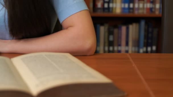 Chica bonita usando tableta de computadora en la biblioteca o en la oficina . — Vídeo de stock