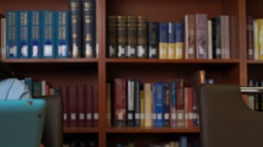 güzel kız kütüphanede veya ofiste bilgisayar tablet kullanma.