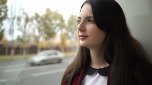 Mujer monta el autobús y mira por la ventana — Vídeos de Stock