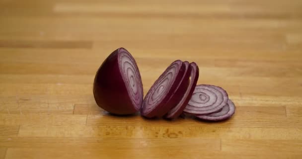 停止在木制切菜板上切割红洋葱的运动 — 图库视频影像