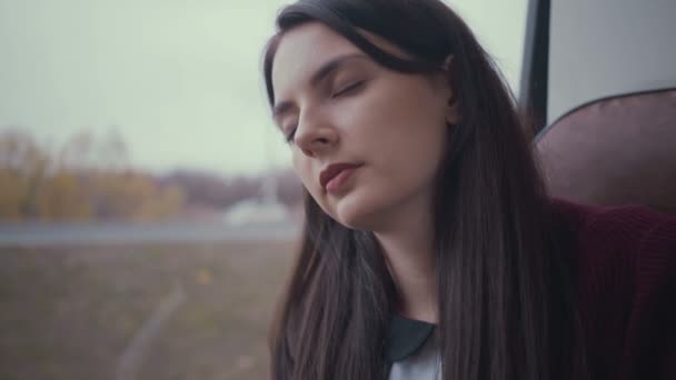 Молодая женщина спит во время поездки в автобусе — стоковое видео