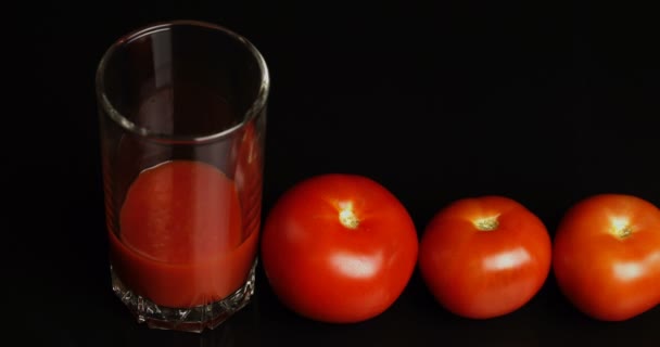 Stop-Motion-Konzept mit roten Tomaten und Saft — Stockvideo