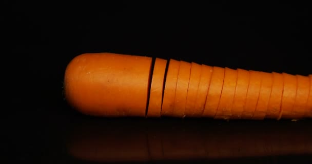 Стоп движения резки морковь близко — стоковое видео