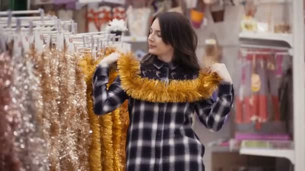 Гарна жінка купує різдвяні прикраси — стокове відео